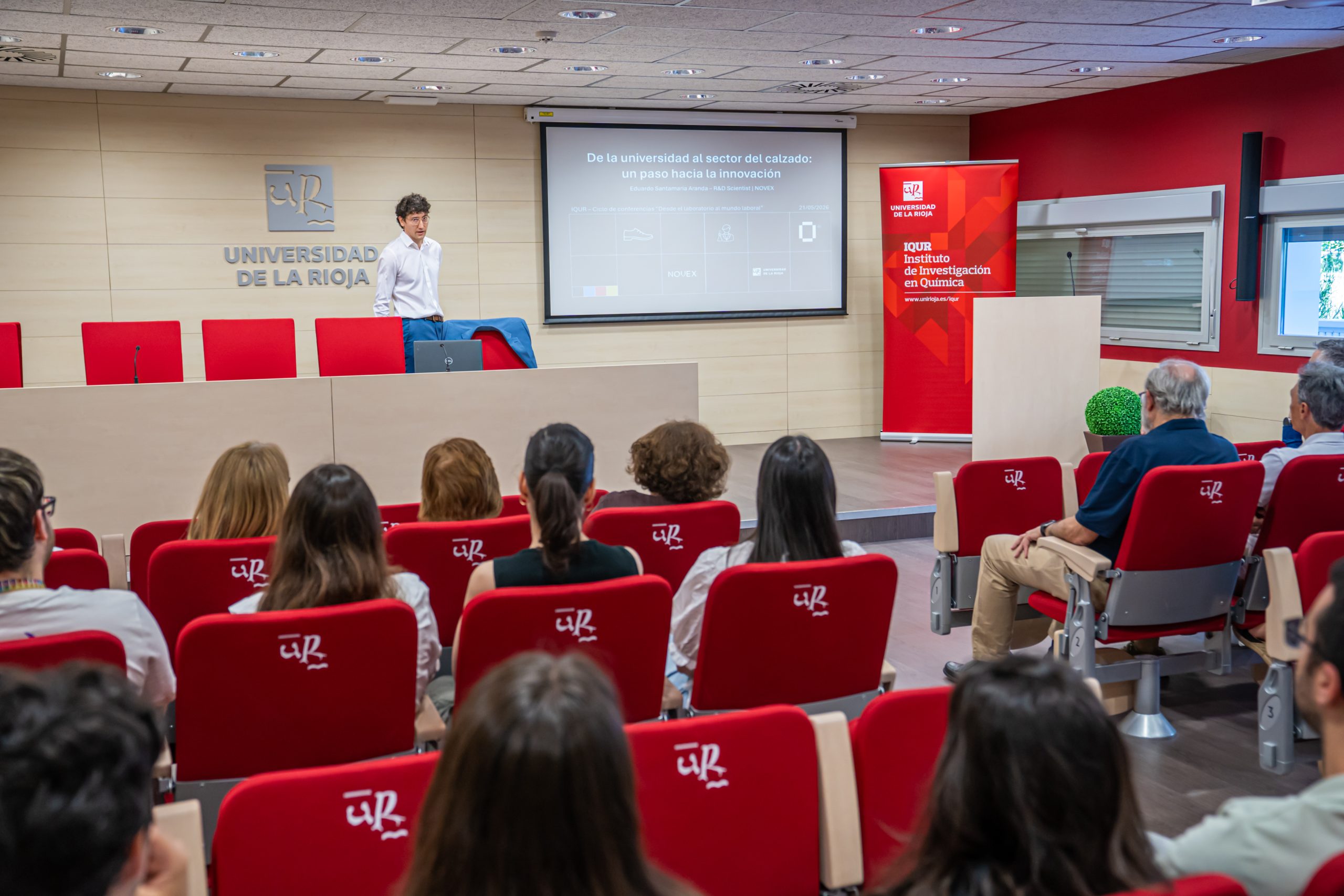 La Universidad de La Rioja cierra el primer ciclo de conferencias del IQUR con la participación de nuestro investigador Eduardo Santamaría